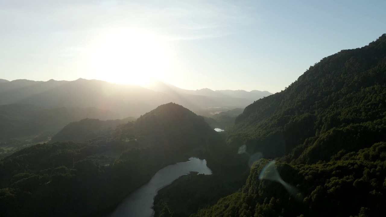 俯瞰莱昂湖周围的山脉和维拉里卡火山的背景-无人机拍摄视频素材