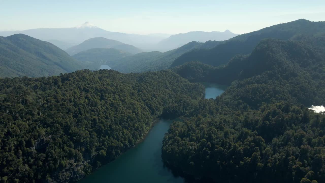 huerquehue国家公园的全景与泻湖chico, verde, toro和tinquilco之间的阿劳卡里亚森林(araucaria araucana)和火山维拉里卡在背景-空中视频素材