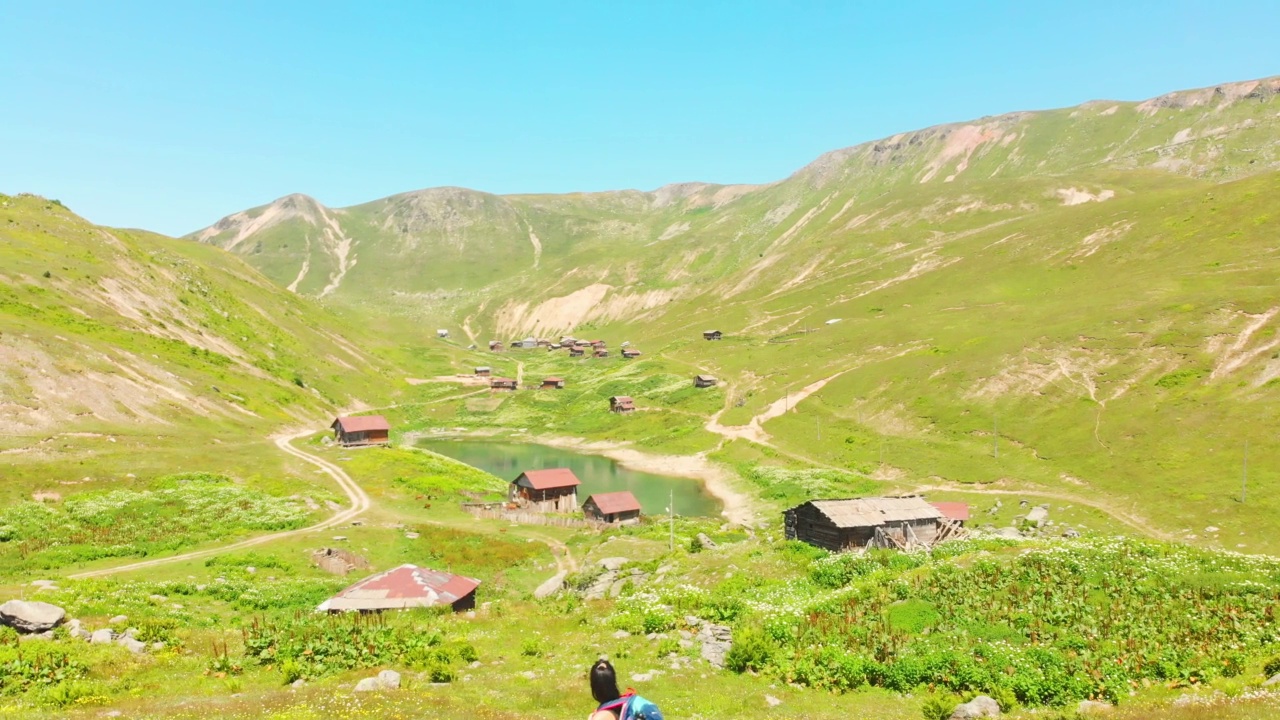 鸟瞰图徒步旅行者在户外的风景优美的青山中享受活动。国家公园的探索。乔治亚州的旅游目的地视频素材