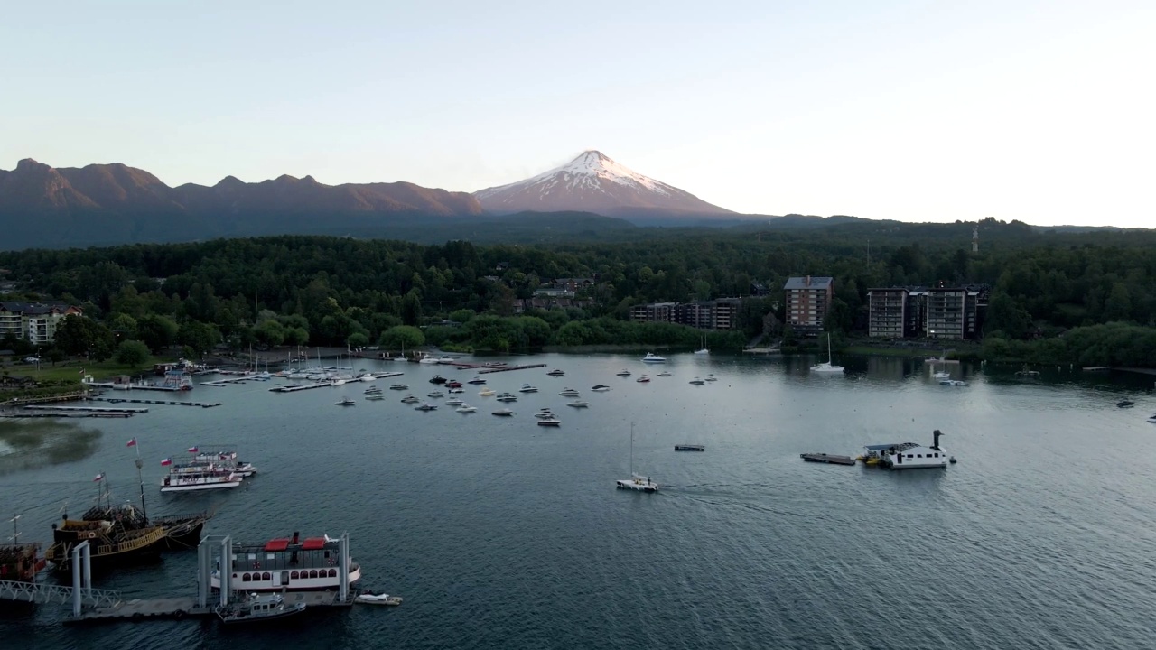 无人机拍摄的普孔维拉里卡火山鸟瞰图，湖面上停泊着船只视频素材