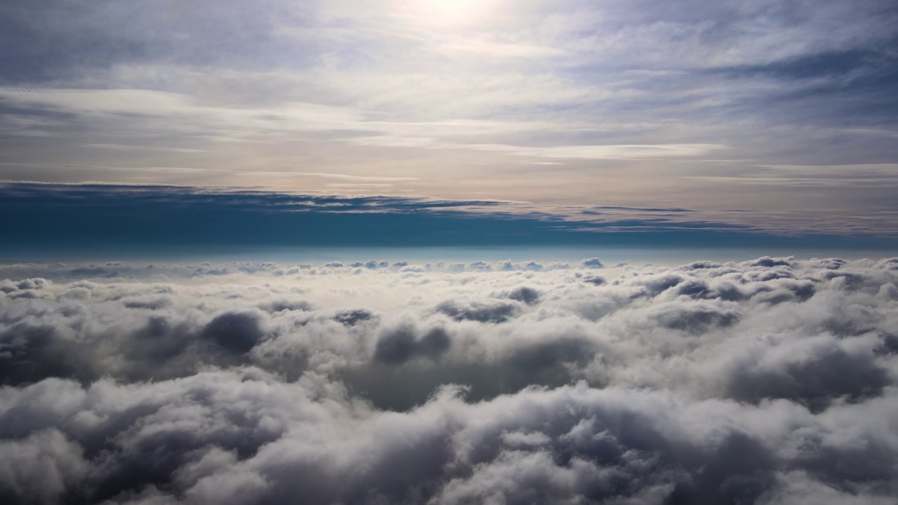 高空鸟瞰图，地面覆盖着暴雨前形成的浮云视频素材