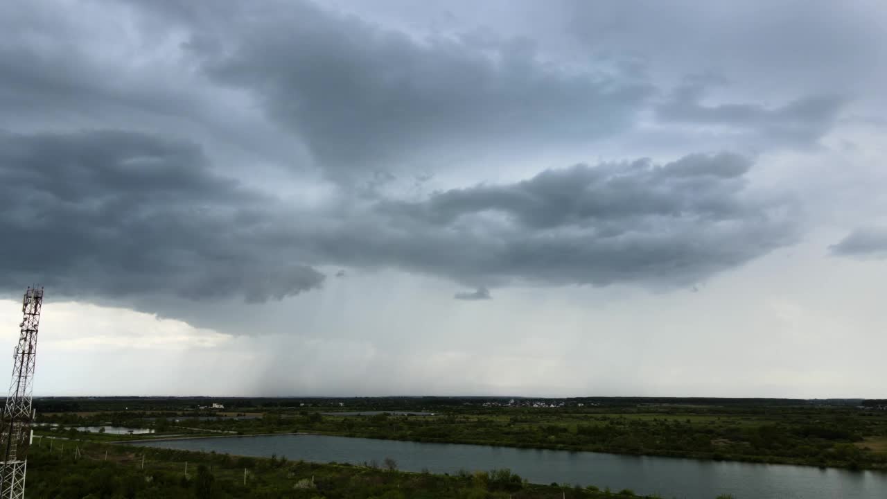 在郊野地区雷暴期间，乌云在暴风雨天空形成的景观视频素材