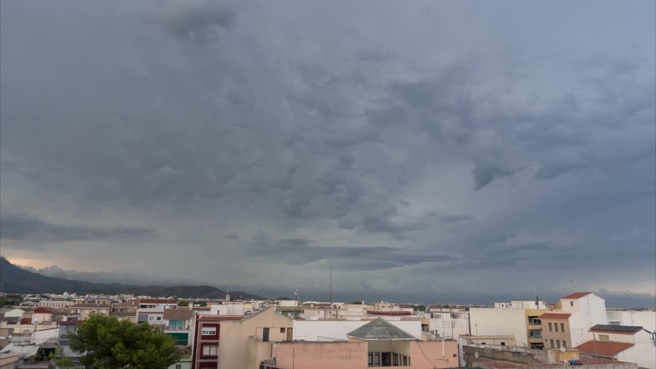 暴风雨的乌云镇视频素材