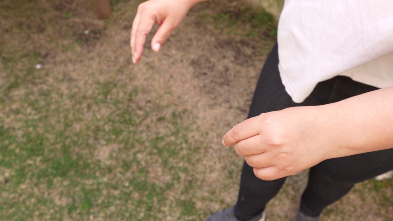 用手推着荡秋千的男孩视频素材画面3