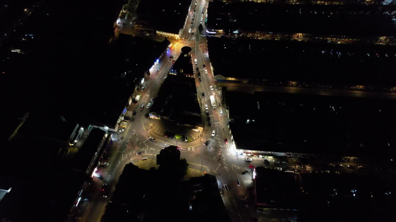 伯里公园卢顿夜景鸟瞰图，灯光照明的道路、交通和房屋，视频素材