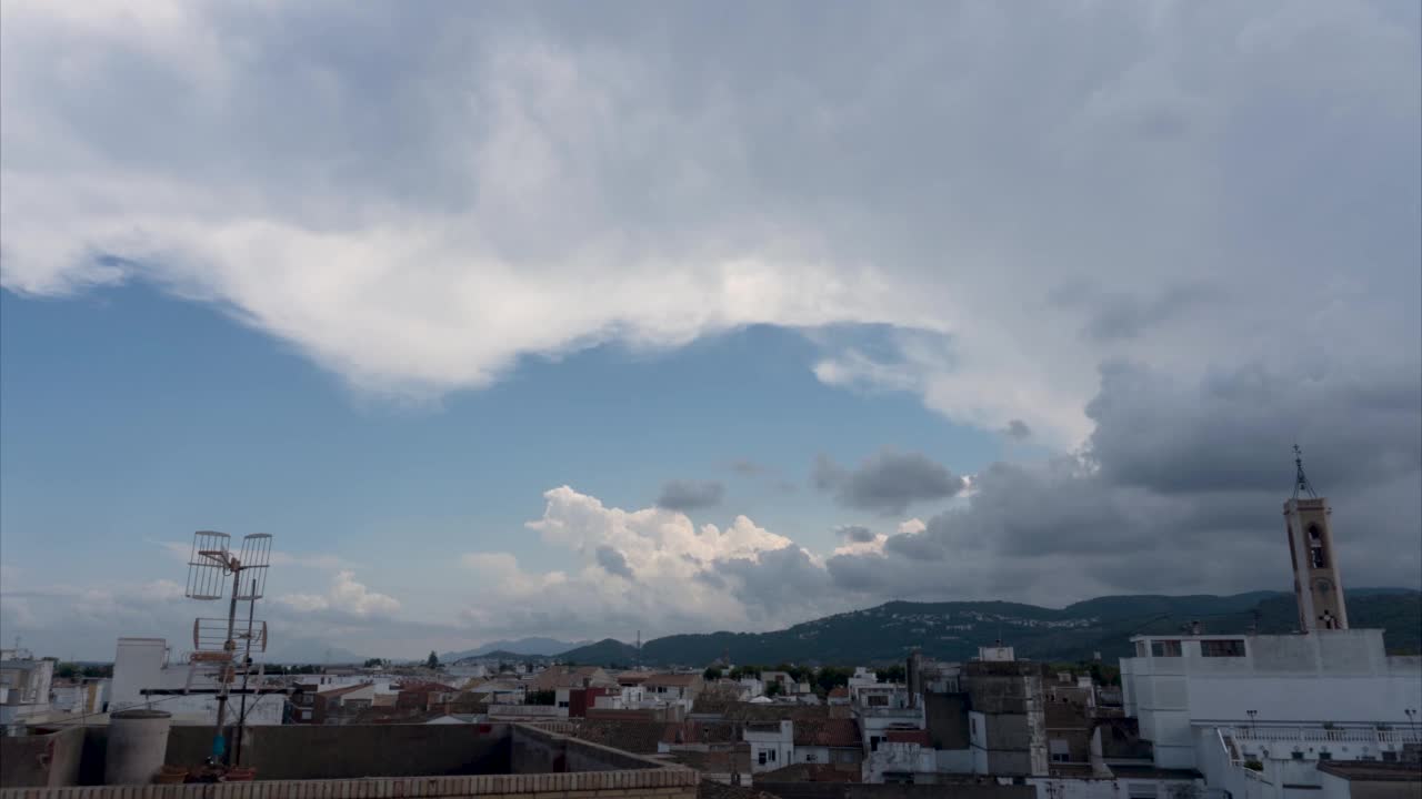 暴风雨的乌云镇视频素材