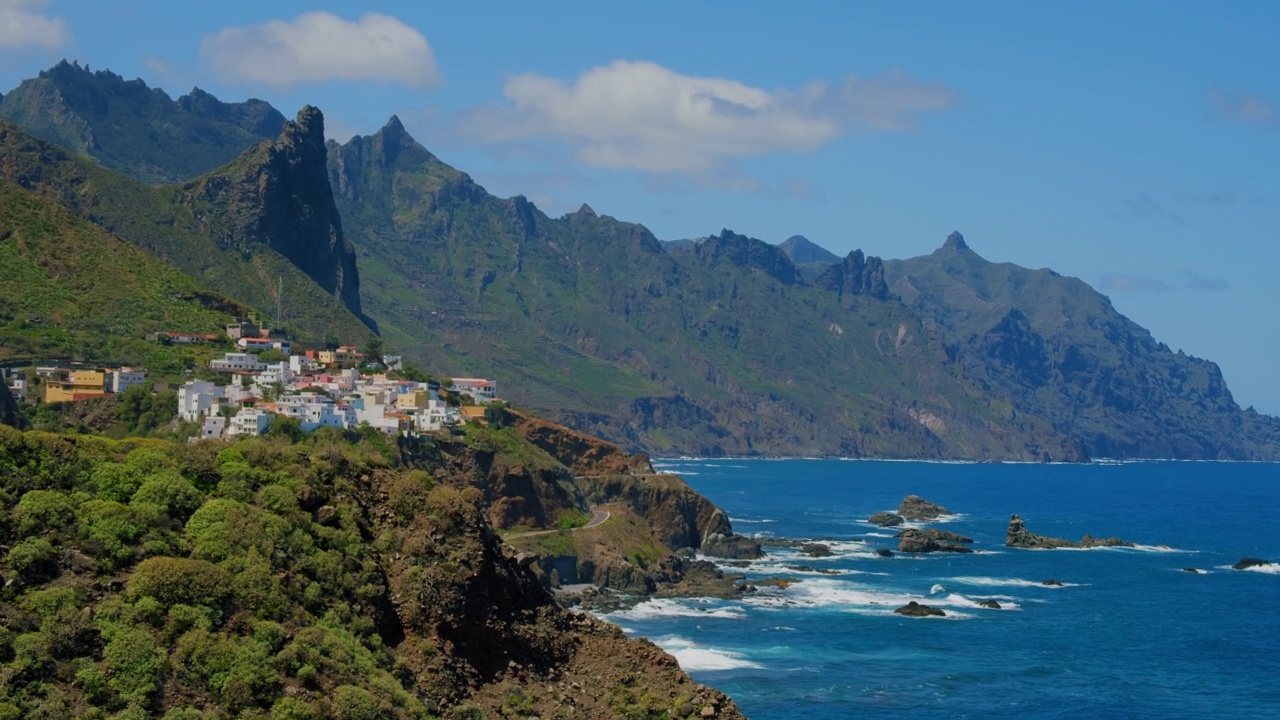 Almaciga村和Roque de las Animas山。西班牙，加那利群岛，阿纳加国家公园，特内里费岛北部。视频素材