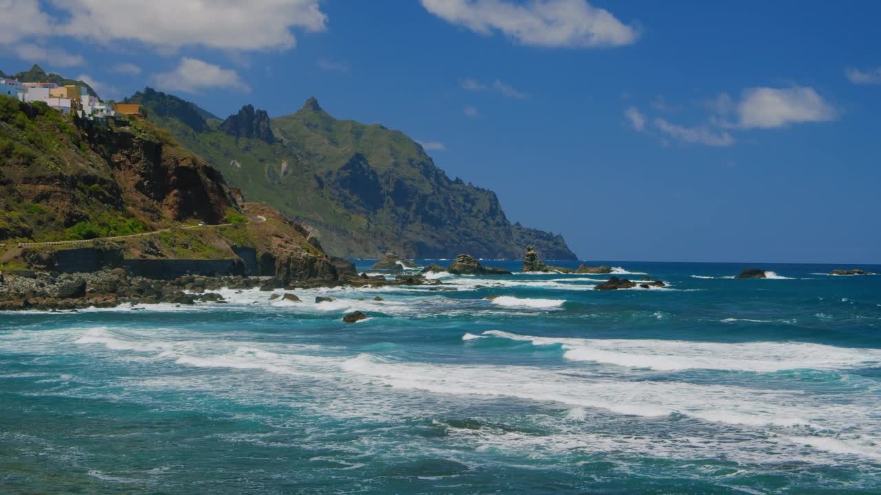 岩石海岸，山脉海岸线在特内里费北部。阿尔马西加海滩和可爱多彩的村庄，金丝雀。西班牙。视频素材