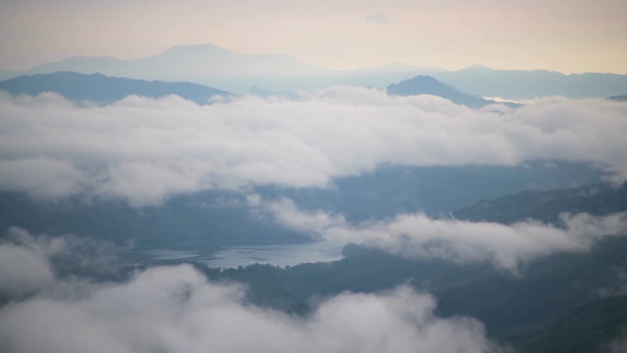 清晨的热带雨林，雾和薄雾笼罩着高山视频素材