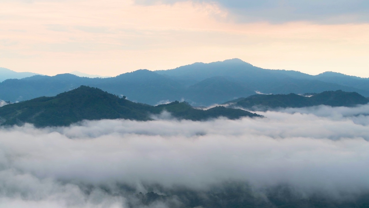 清晨的热带雨林，雾和薄雾笼罩着高山视频素材