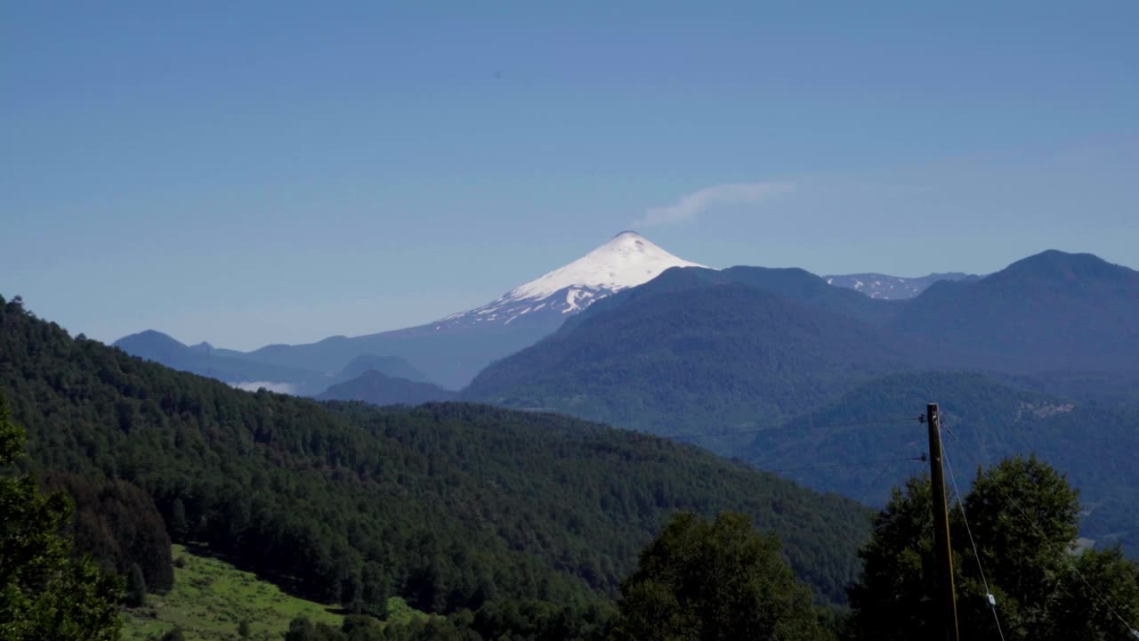 图中是智利安第斯山脉之间的维拉里卡火山，它的雪峰正冒着浓烟视频素材