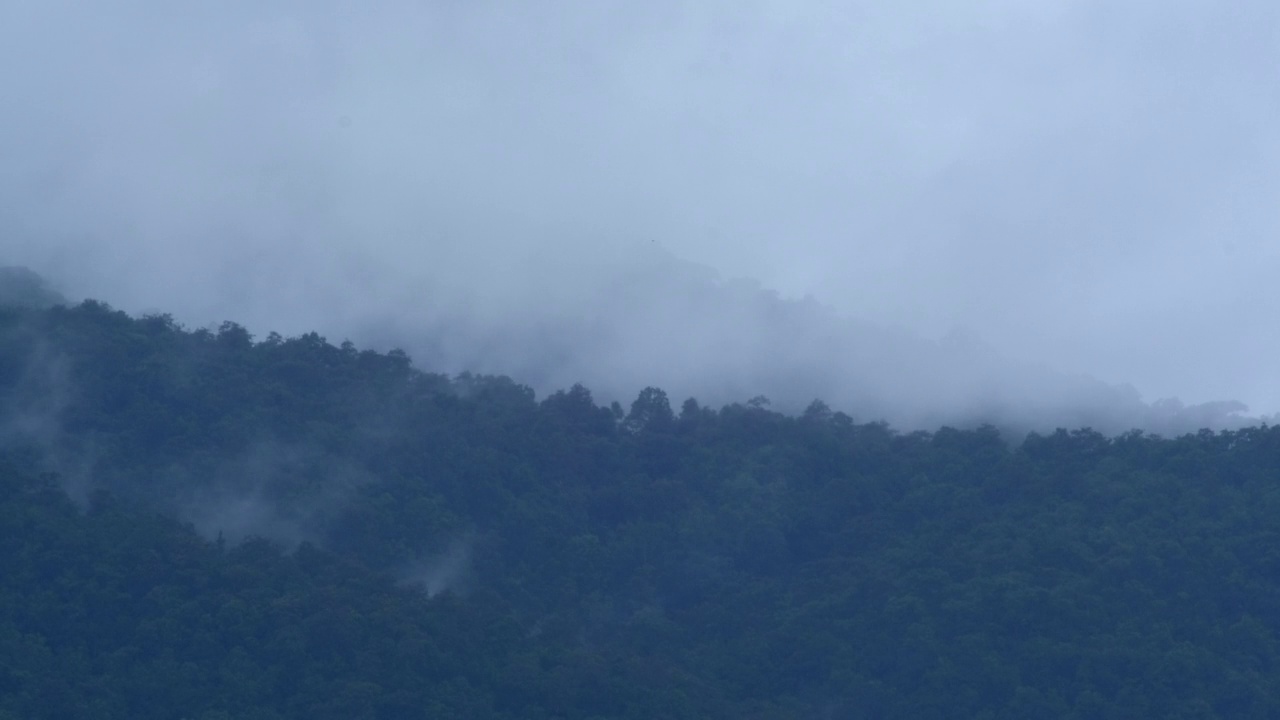 在一个雨天，蓬松的雾和云平稳地移动。视频素材