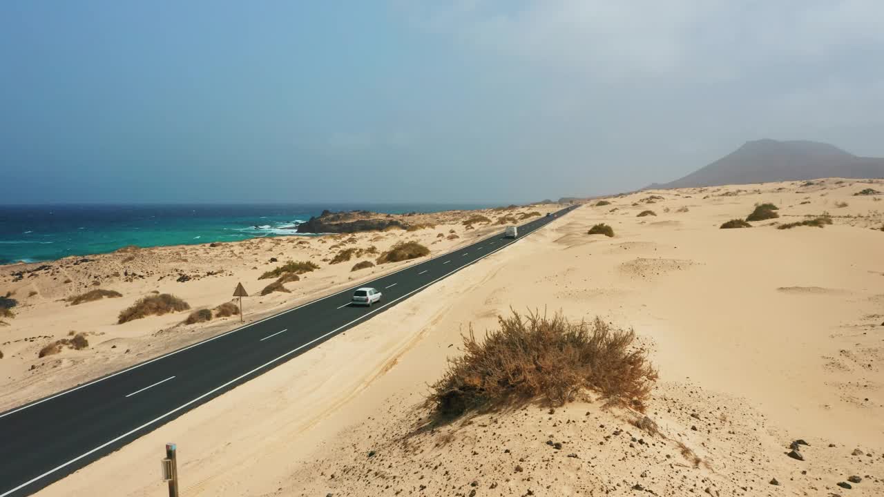 沿大西洋高速公路的鸟瞰图。自然公园。旅游胜地。去哪儿都可以。穿过西班牙加那利群岛富埃特文图拉岛科拉雷霍沙丘的柏油路。视频素材