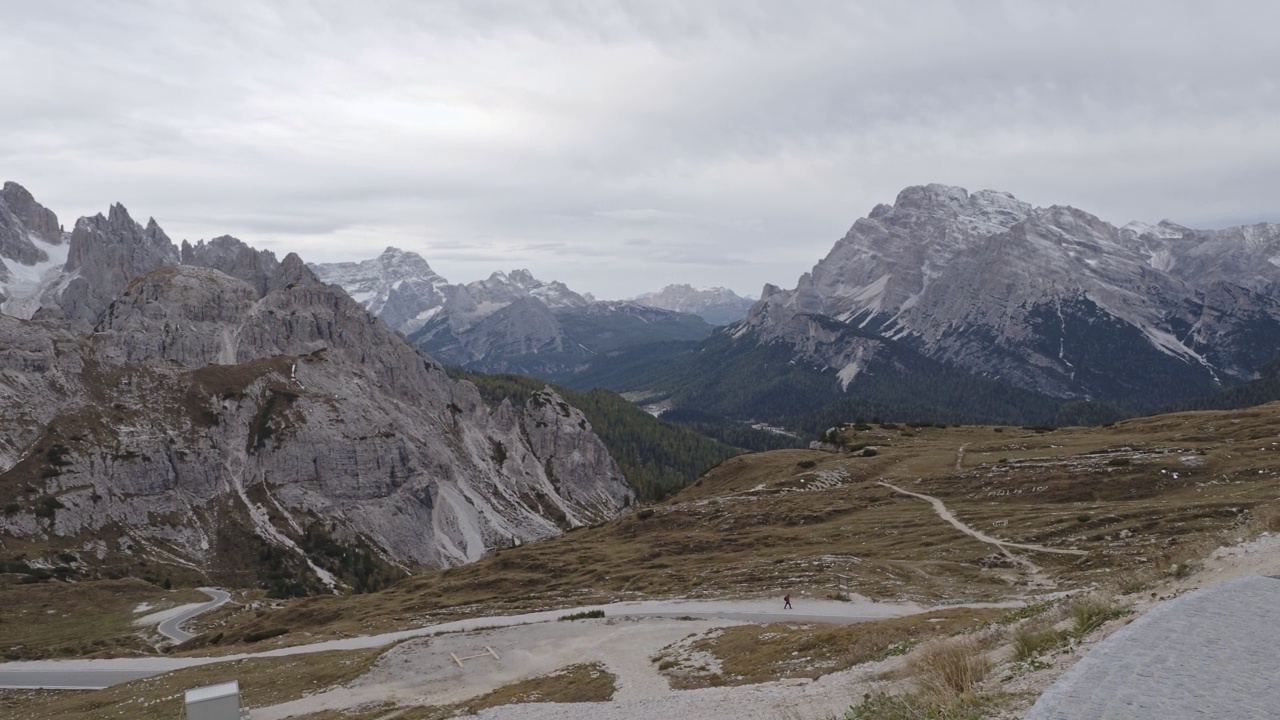 意大利南蒂罗尔，多洛米提阿尔卑斯山脉，拉瓦雷多Tre Cime di Lavaredo国家公园，多洛米提著名山峰的全景视频素材