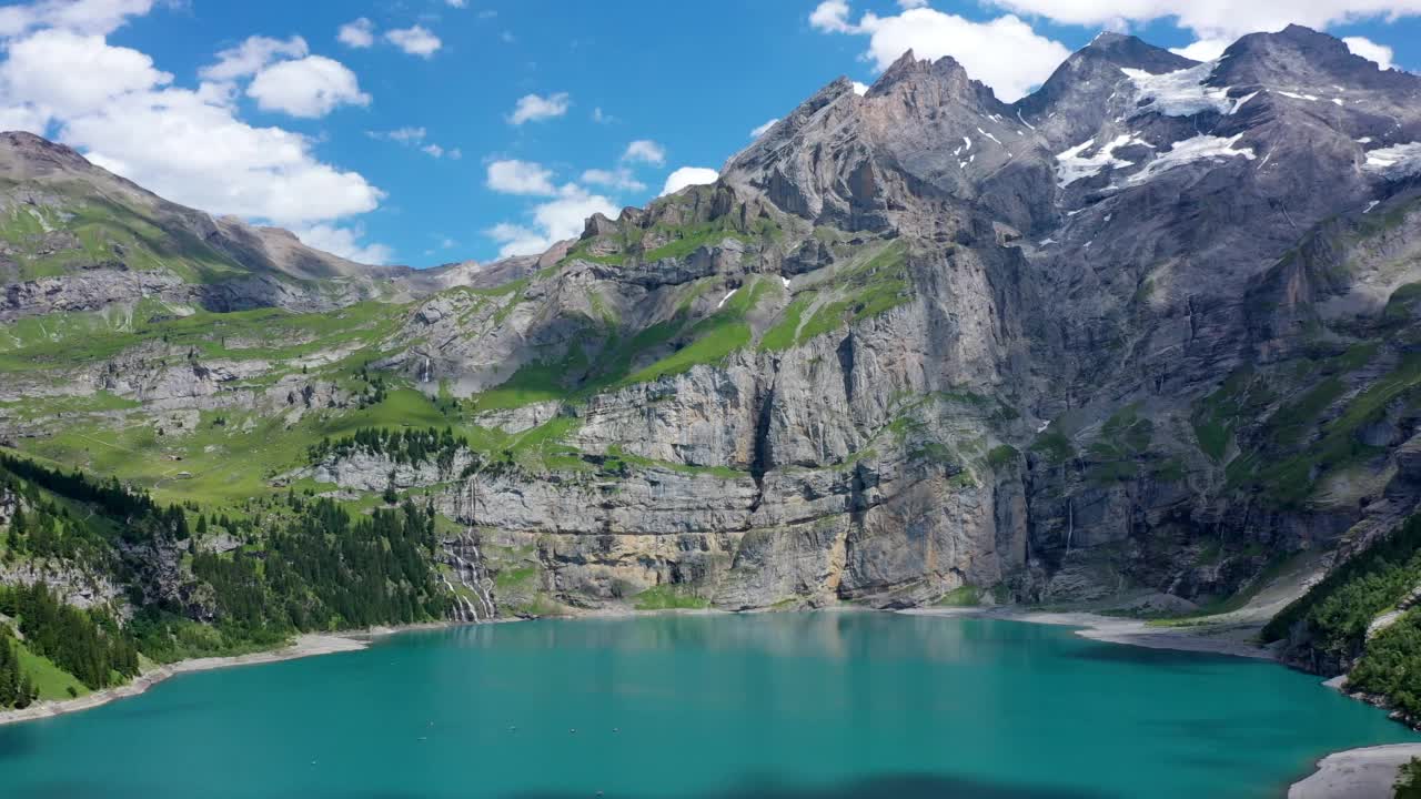 在一个阳光明媚的夏天，著名的埃斯chinensee和Bluemlisalp山。蔚蓝的厄斯钦纳湖全景。瑞士阿尔卑斯山,Kandersteg。瑞士埃斯钦纳湖瀑布之旅。视频素材