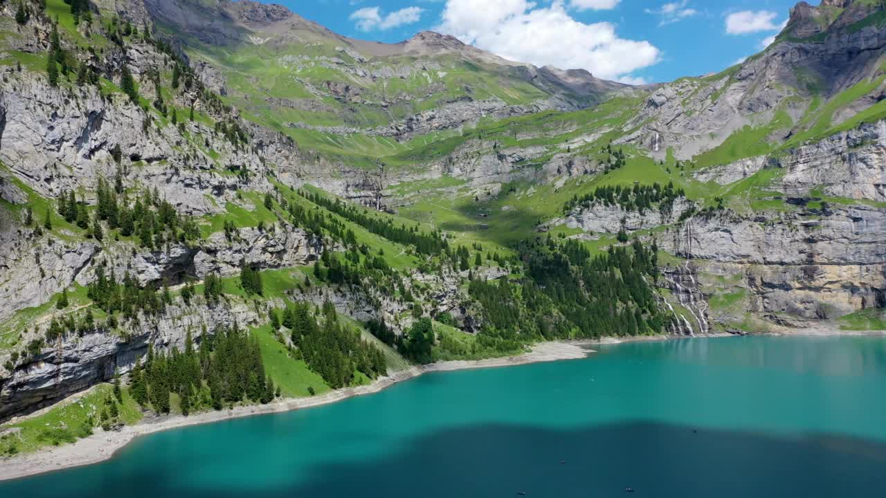 在一个阳光明媚的夏天，著名的埃斯chinensee和Bluemlisalp山。蔚蓝的厄斯钦纳湖全景。瑞士阿尔卑斯山,Kandersteg。瑞士埃斯钦纳湖瀑布之旅。视频素材