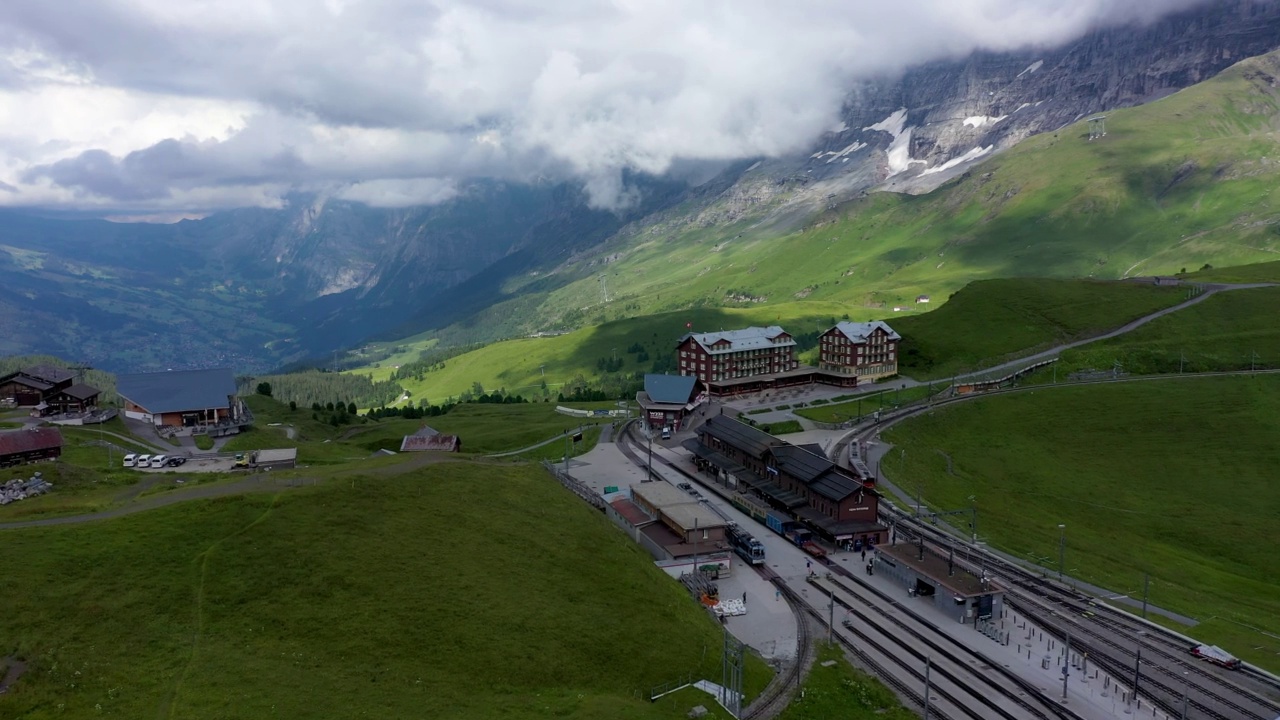 Kleine Scheidegg是一座海拔2061米的山口，位于瑞士伯尔尼奥伯兰地区的Eiger峰和Lauberhorn峰之间。视频素材