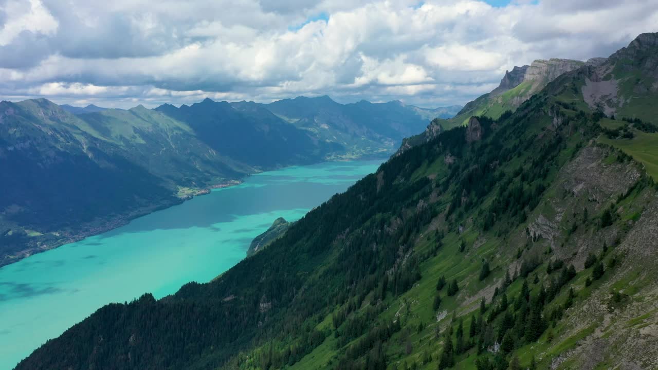 美丽的布里恩茨湖景色从Schynige Platte trail在伯尔尼的奥伯兰，伯尔尼州，瑞士。位于瑞士阿尔卑斯山脉的Schynige Platte山，鸟瞰图。视频素材