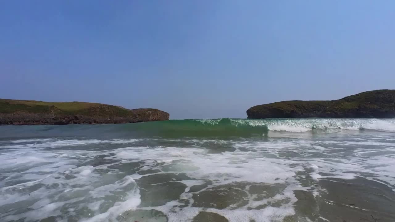 海浪破浪，产生珍贵的白色泡沫冲向镜头视频素材