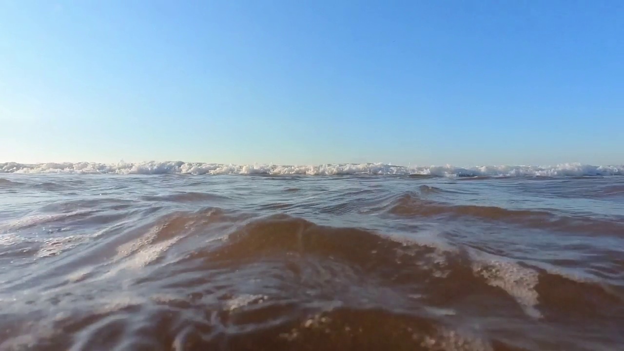 水下图像白色泡沫的海浪时打破视频素材