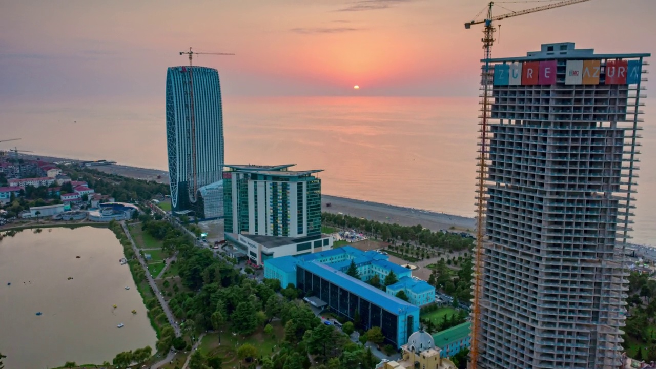 浪漫的日落在黑海地平线后面的现代巴统城市景观，无人机超摄视频素材