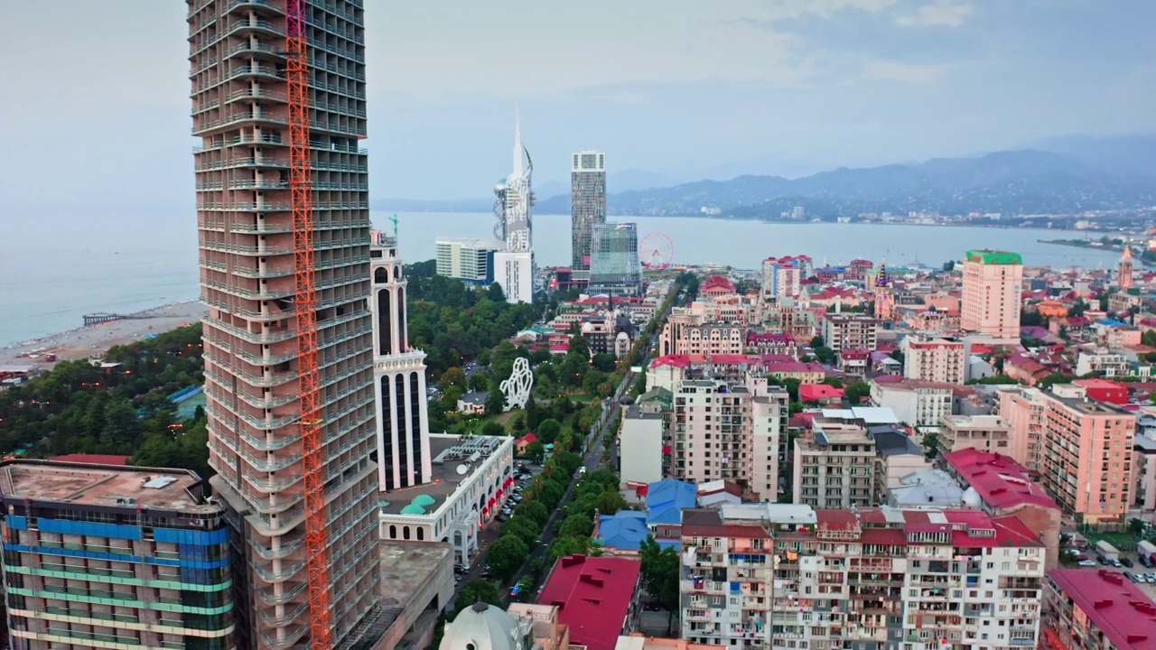 黑海海岸附近巴统市中心的旧和现代建筑视频素材