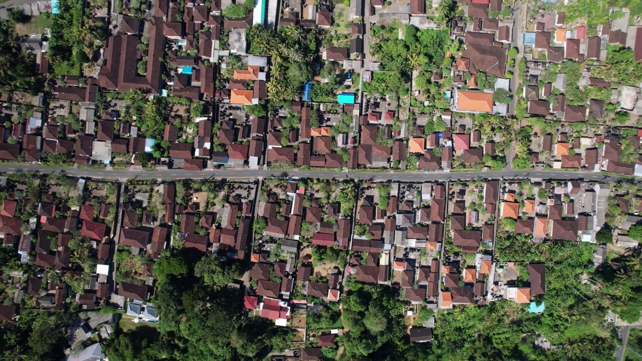 巴厘村庄的鸟瞰图，瓦片屋顶和典型的住宅建筑群视频素材