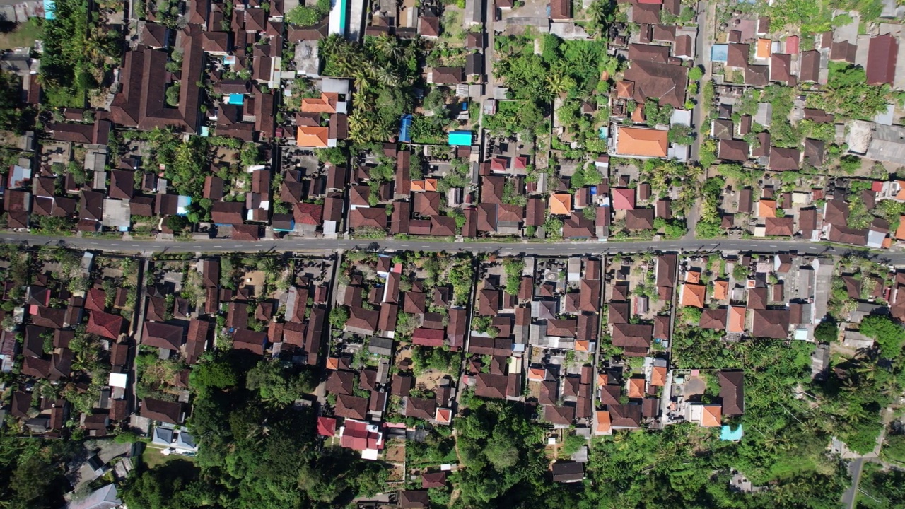 巴厘村庄的鸟瞰图，瓦片屋顶和典型的住宅建筑群视频素材画面1