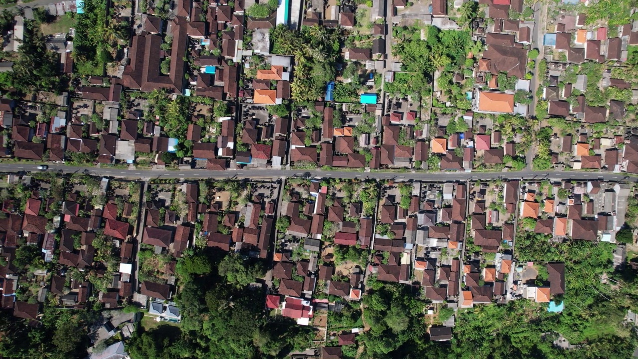 巴厘村庄的鸟瞰图，瓦片屋顶和典型的住宅建筑群视频素材画面2