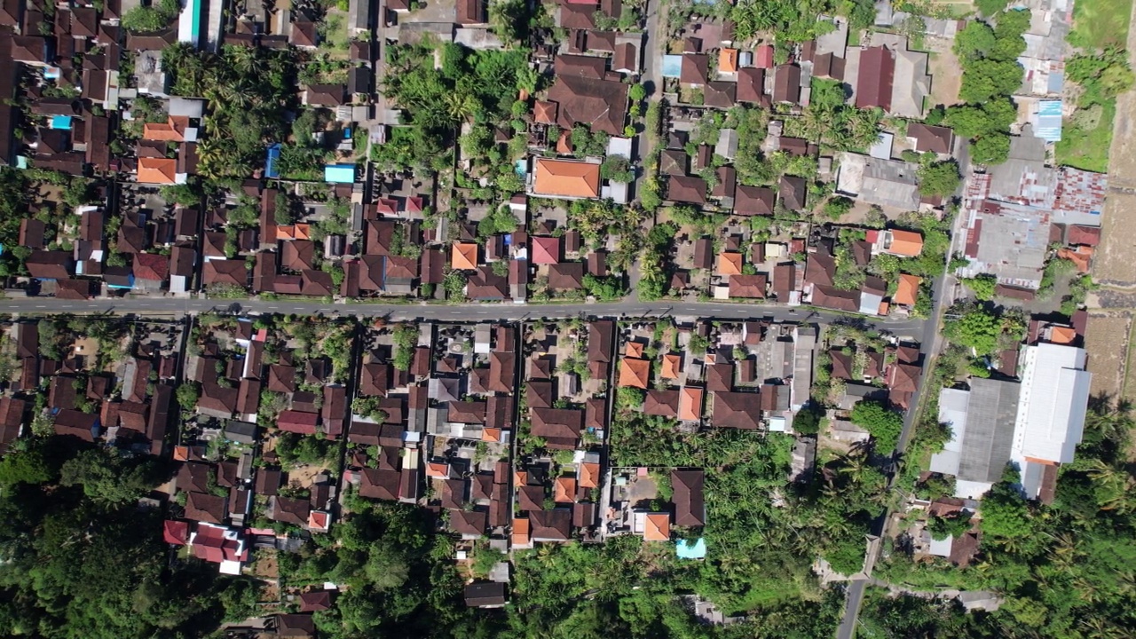 巴厘村庄的鸟瞰图，瓦片屋顶和典型的住宅建筑群视频素材画面4