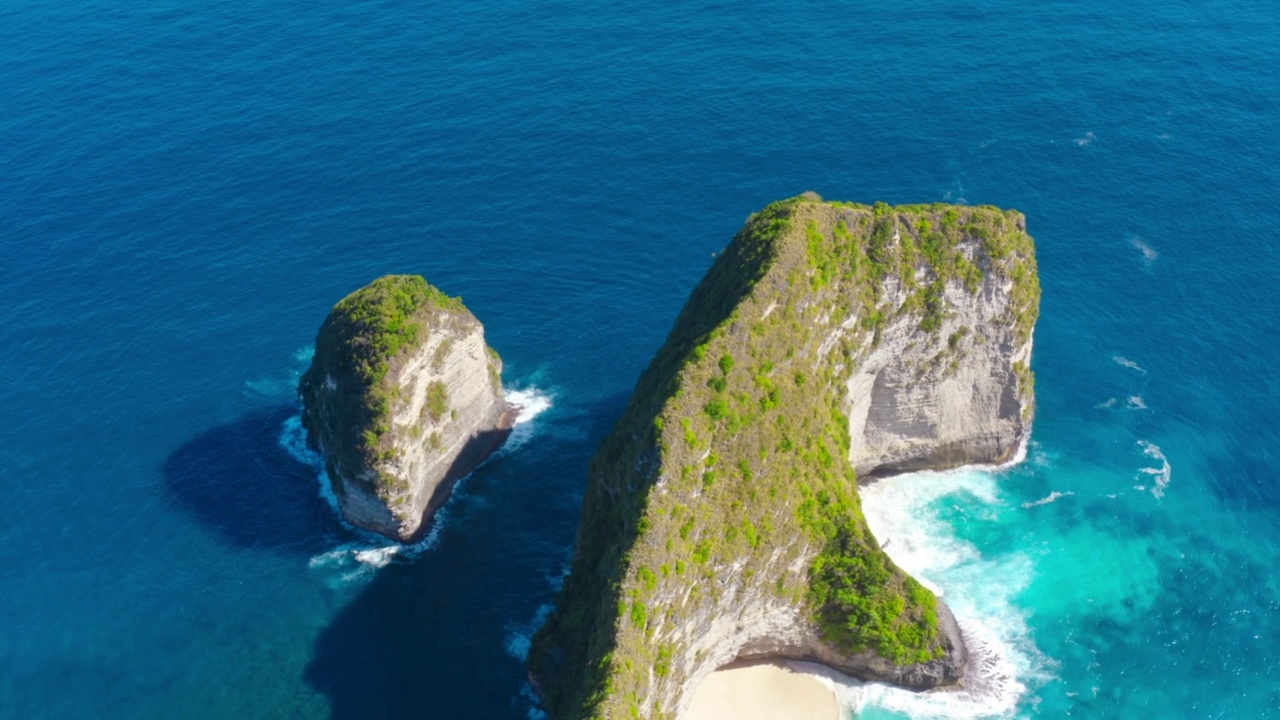 从无人机鸟瞰热带岛屿蓝色水晶海水和白色的沙子在科灵金海滩努萨佩尼达，印度尼西亚。视频素材