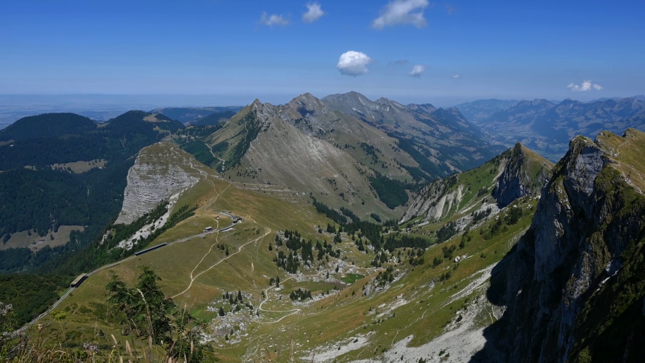 夏天群山的全景。时间流逝的山，天空，云。Rochers de Naye，蒙特勒，瑞士。视频素材