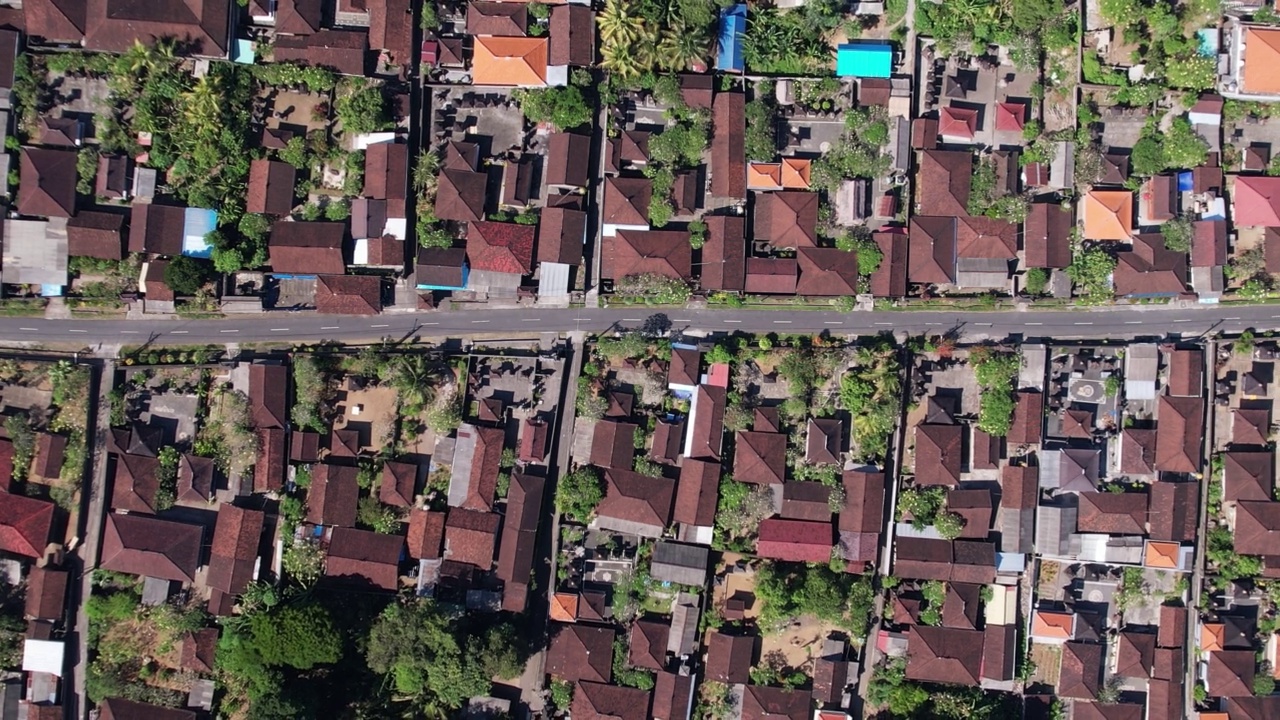 传统的巴厘宅院沿着中心道路建造，自上而下的空中俯瞰视频素材画面3