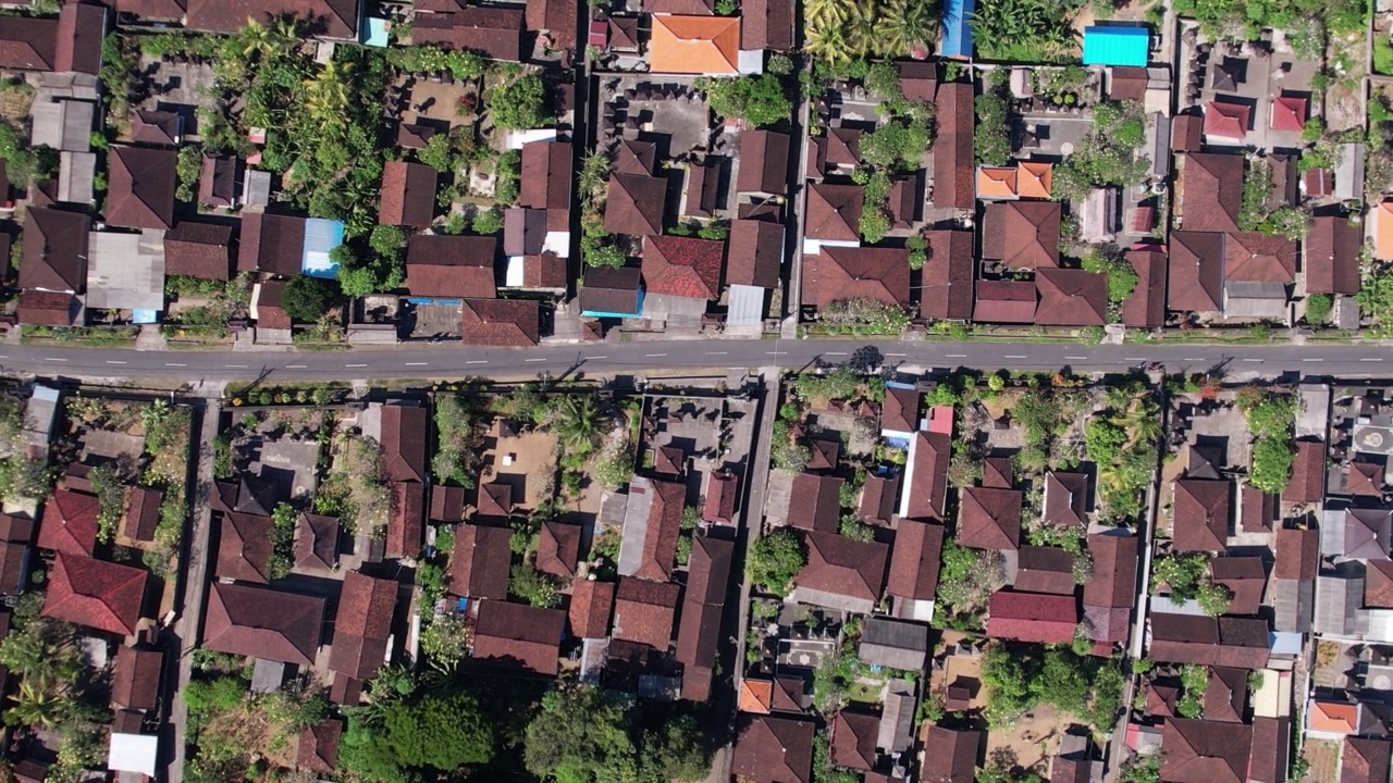 传统的巴厘宅院沿着中心道路建造，自上而下的空中俯瞰视频素材画面4