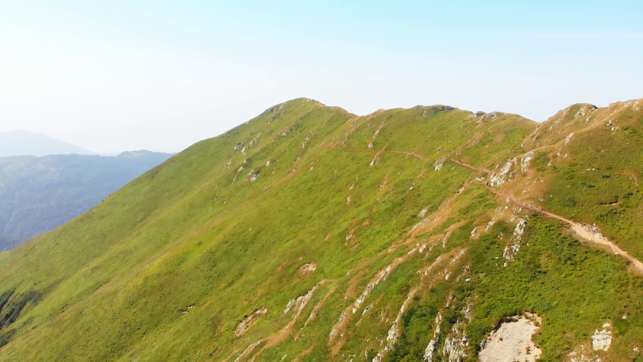 航拍电影视图组的徒步旅行者在拉戈德赫国家公园的山顶上远足。积极的户外生活方式与朋友休闲视频素材