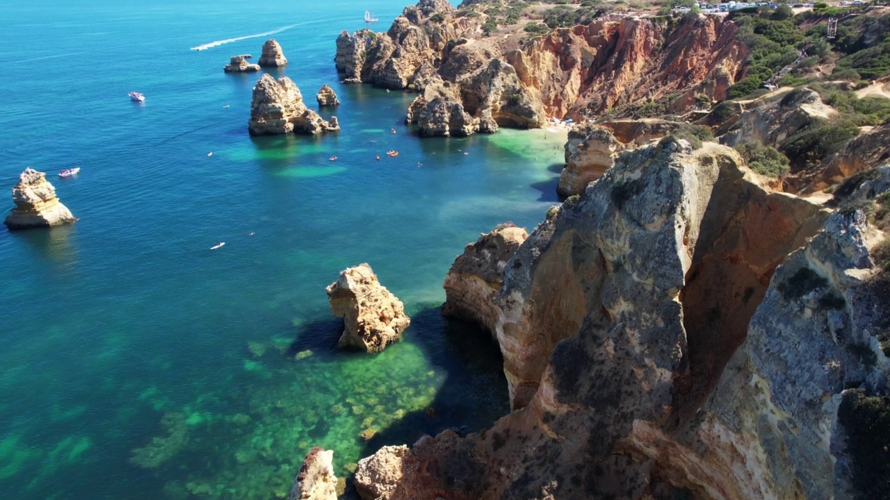 4K Praia Dona Ana海滩，绿松石海水和悬崖，葡萄牙。美丽的多纳阿纳海滩(Praia Dona Ana)在拉各斯，阿尔加维，葡萄牙。视频下载