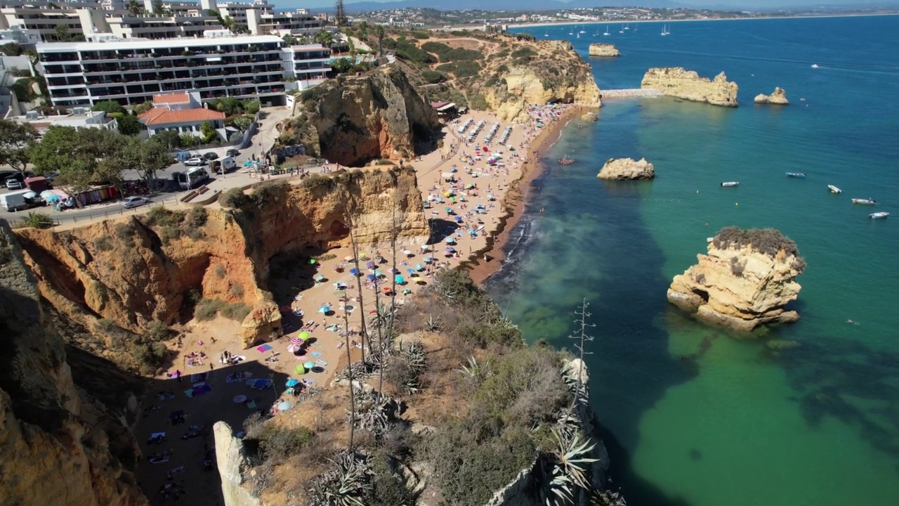 4K Praia Dona Ana海滩，绿松石海水和悬崖，葡萄牙。美丽的多纳阿纳海滩(Praia Dona Ana)在拉各斯，阿尔加维，葡萄牙。视频下载