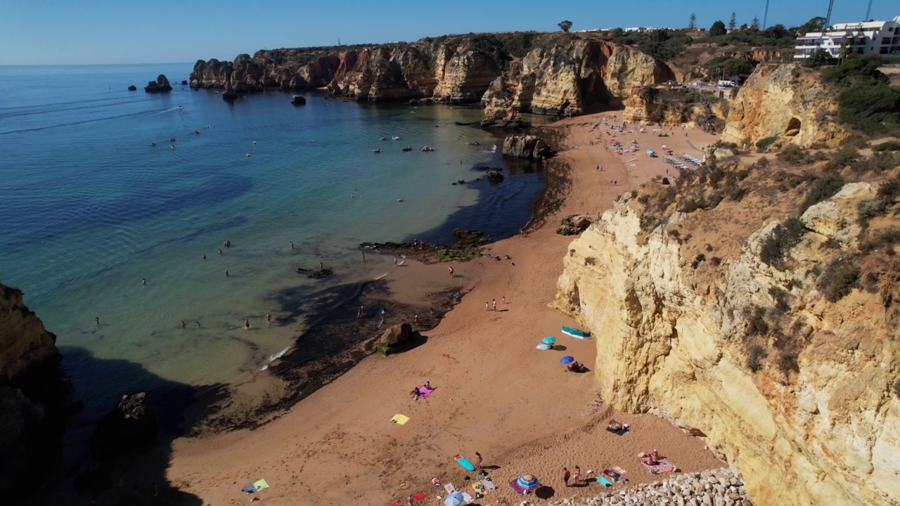 4K Praia Dona Ana海滩，绿松石海水和悬崖，葡萄牙。美丽的多纳阿纳海滩(Praia Dona Ana)在拉各斯，阿尔加维，葡萄牙。视频下载