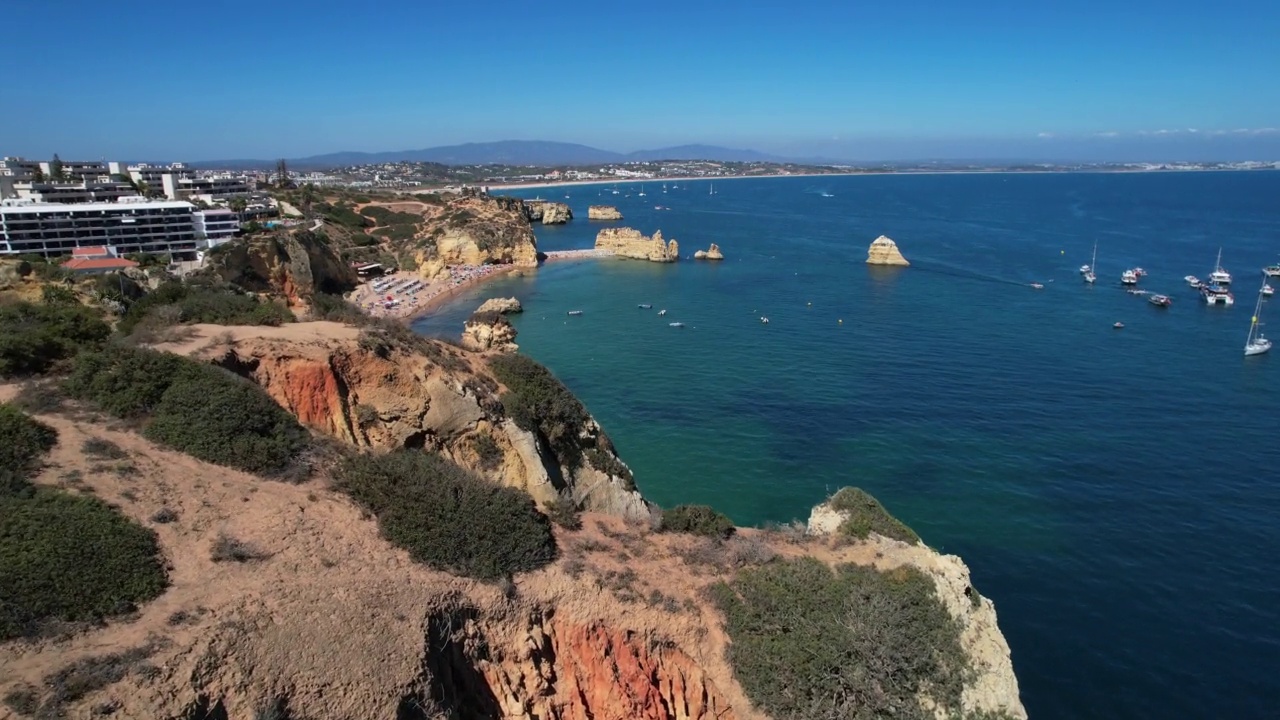 4K Praia Dona Ana海滩，绿松石海水和悬崖，葡萄牙。美丽的多纳阿纳海滩(Praia Dona Ana)在拉各斯，阿尔加维，葡萄牙。视频下载