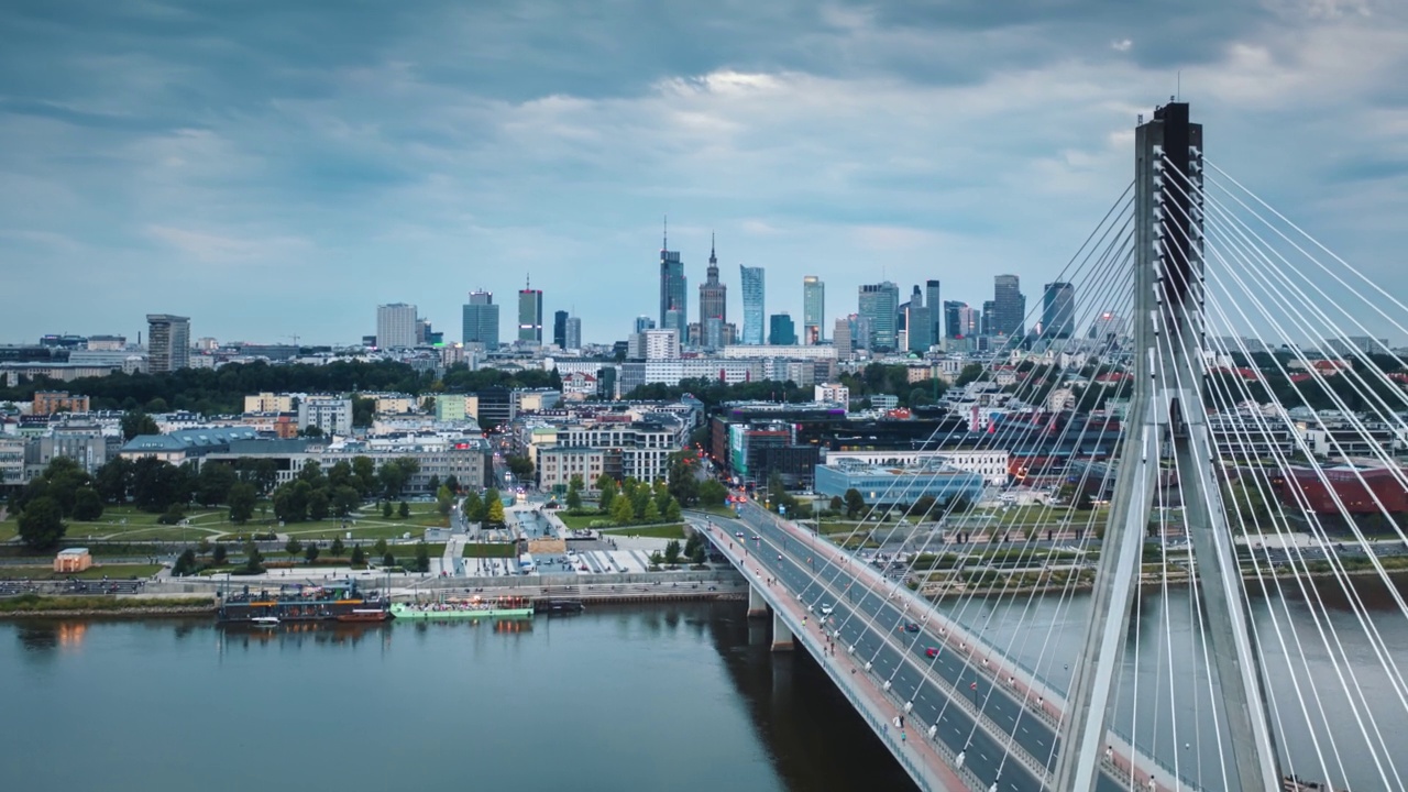 空中延时全景无人机拍摄华沙城市景观。维斯瓦河上的超级超薄斯威托克日斯基悬索桥，摩天大楼在傍晚的城市天际线。电影华沙全景视频素材