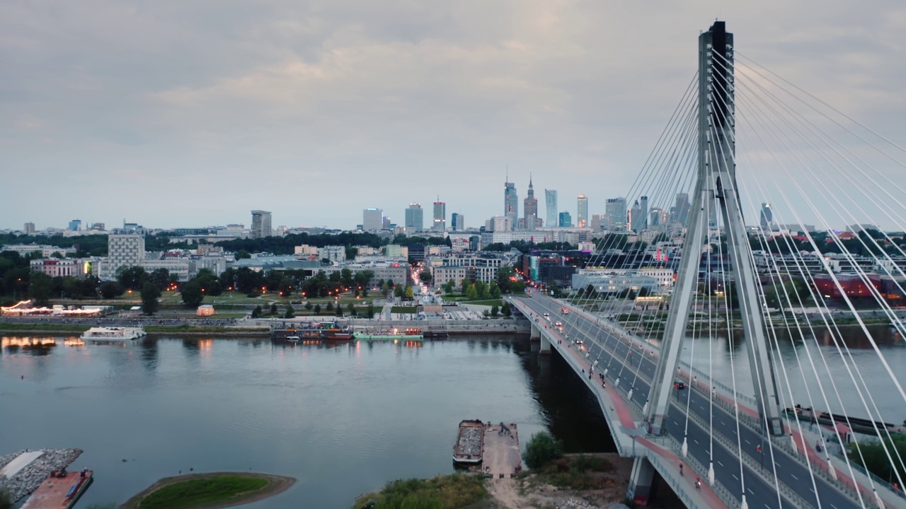 无人机航拍华沙城市全景。维斯瓦河上的斯威托克日斯基吊桥，摩天大楼在傍晚的城市天际线。电影华沙全景。多云的一天视频素材