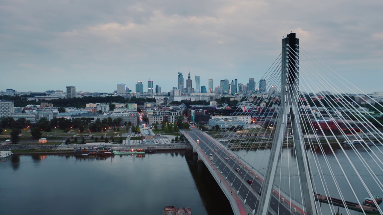 无人机航拍华沙城市全景。维斯拉河上的斯威托克日斯基吊桥，摩天大楼在傍晚的城市天际线。电影华沙全景。多云的一天视频素材