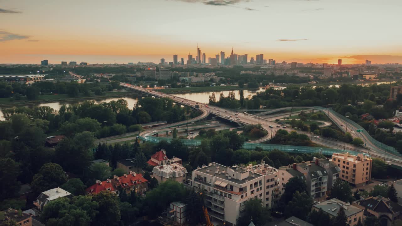 壮丽的日落，波兰华沙的鸟瞰图。无人驾驶飞机延时,hyperlapse。天桥现代城市天际线，市中心商业中心摩天大楼，高速公路驾驶汽车。Cloudscape晚上黄昏视频素材