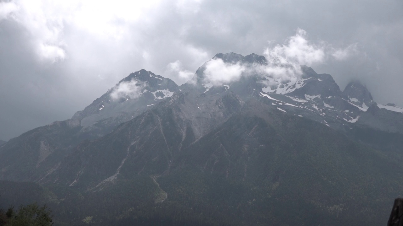 玉龙雪山(玉龙雪山)上的云海/丽江，中国，云南视频素材