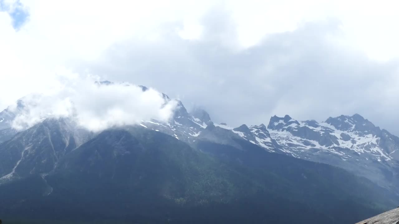 玉龙雪山(玉龙雪山)上的云海/丽江，中国，云南视频素材