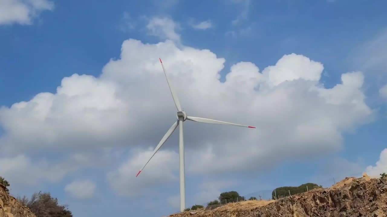 风力涡轮机在旅途中被汽车拍摄下来视频素材