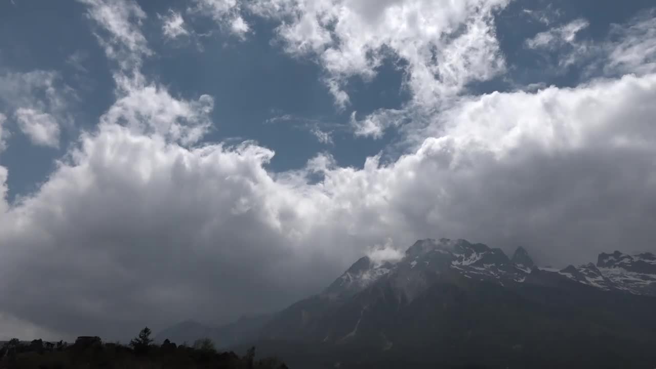 玉龙雪山(玉龙雪山)和云/丽江，云南，中国视频素材