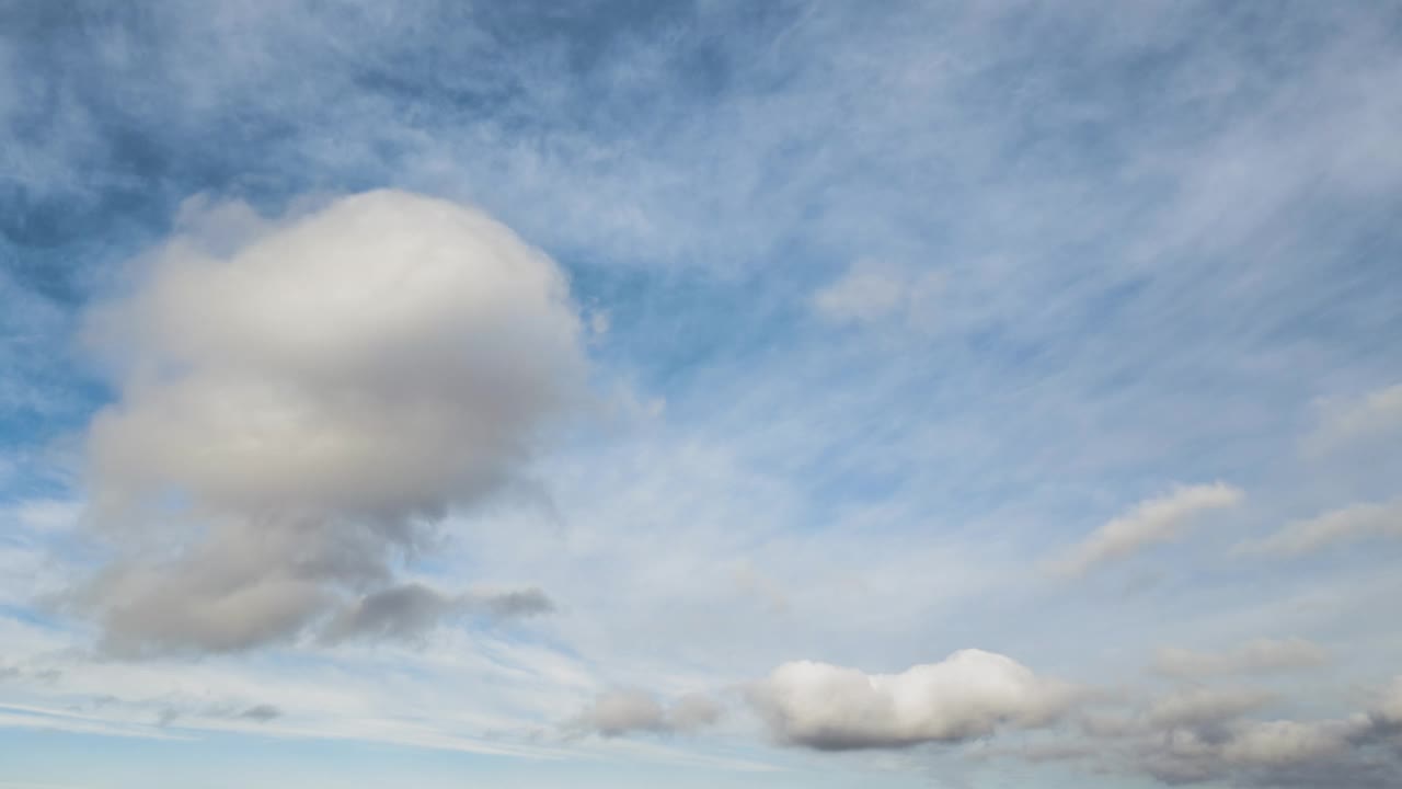 高空鸟瞰图，地面覆盖着暴雨前形成的浮云视频素材