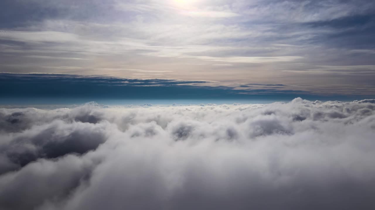 高空鸟瞰图，地面覆盖着暴雨前形成的浮云视频素材