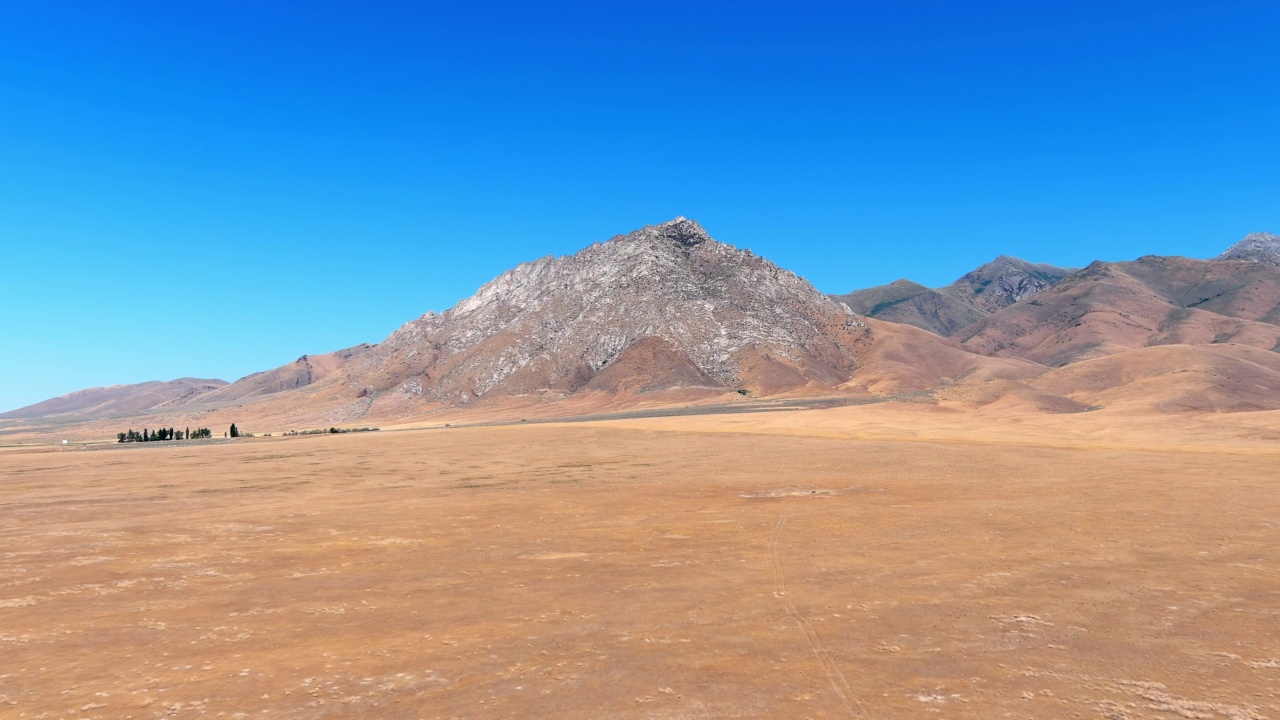 飞向干旱沙漠上嶙峋的高山视频素材